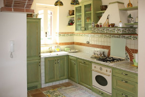 Die offene und komplett ausgestattete Küche mit Geschirrspüler