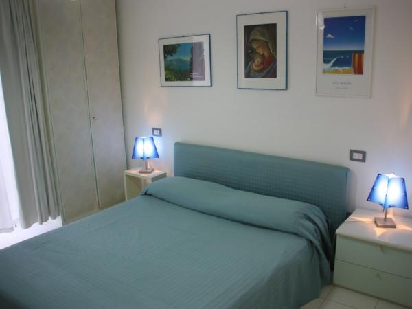 Schlafzimmer mit Doppelbett