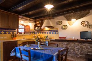Gemauerte Küche in sizilianischem Landhausstil