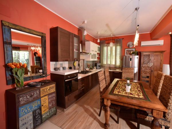 Die offene Küche mit Geschirrspüler Die offene Küche mit Geschirrspüler