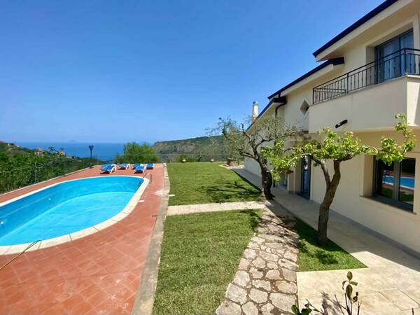 Ferienvilla mit privatem Pool und Meerblick Ferienvilla mit privatem Pool und Meerblick