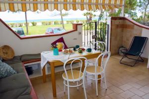 Terrasse mit Sitzecke und Esstisch