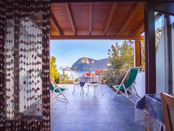 Blick von der Wohnküche auf die Terrasse und das Meer Blick von der Wohnküche auf die Terrasse und das Meer