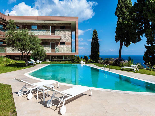 Pool der luxuriösen Ferienwohnung in Taormia