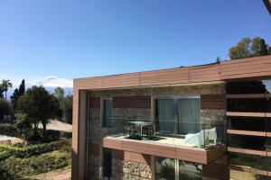 Blick auf den Vulkan Ätna und den Balkon der Ferienwohnung in Sizilien