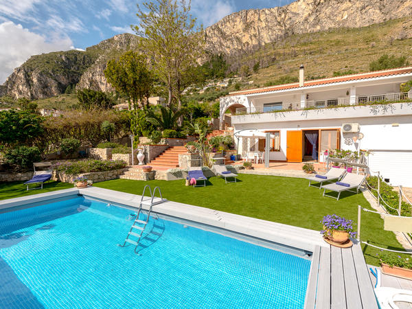 Luxusvilla mit privatem Pool Luxusvilla mit privatem Pool