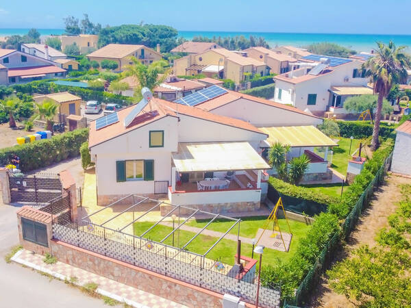 Gemütliches Ferienhaus mit Pool am Meer Gemütliches Ferienhaus mit Pool am Meer