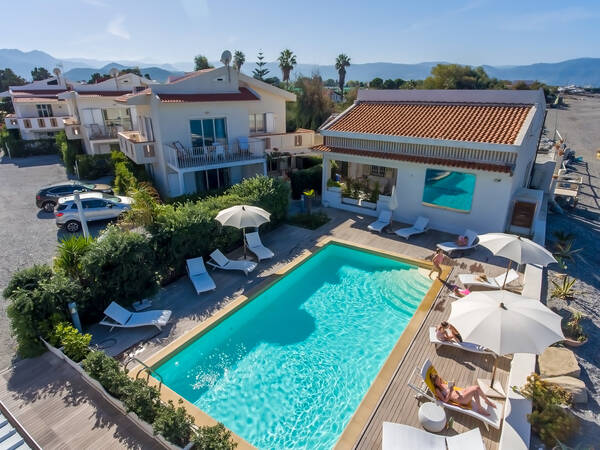Ferienwohnung mit Pool direkt am Strand Ferienwohnung mit Pool direkt am Strand